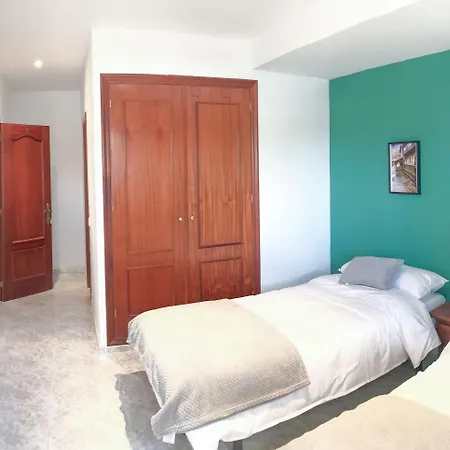 Hostel El Pico De Santillana *